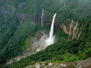 335 m tall Nohkalikai Falls falling from Cherrapunji plateau are fed just by 2 km long stream. Without heavy rains it would be much smaller
