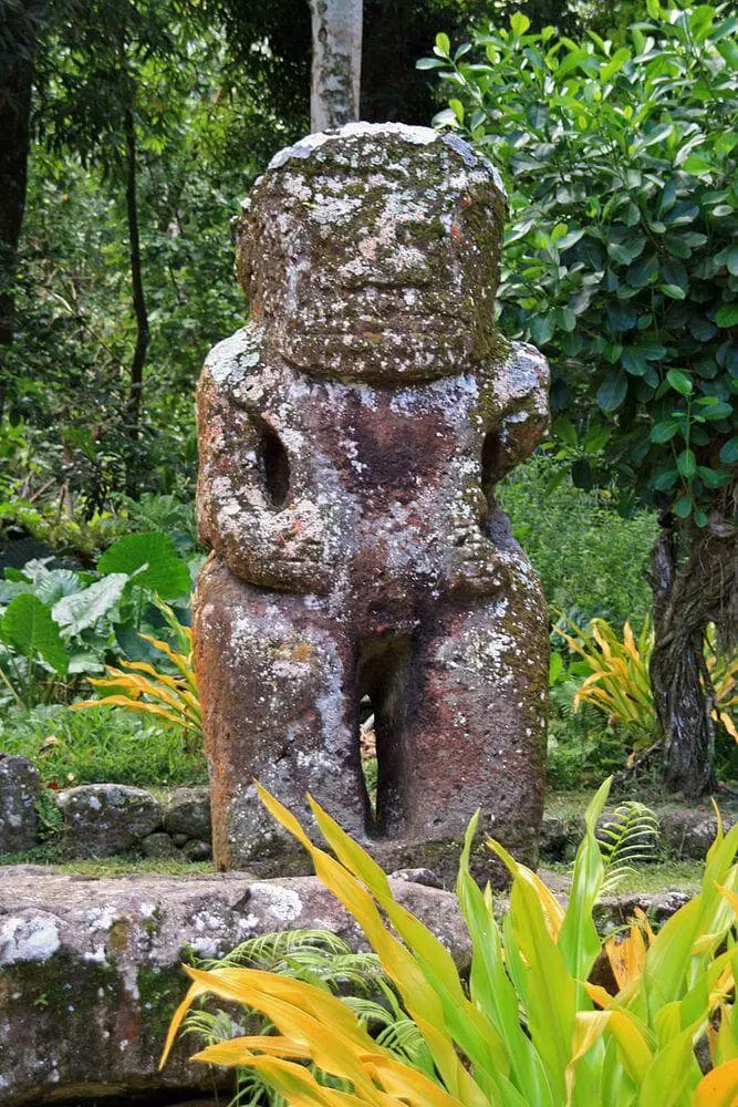 Me'ae Iipona in Marquesas, Tiki Takai'i sculpture
