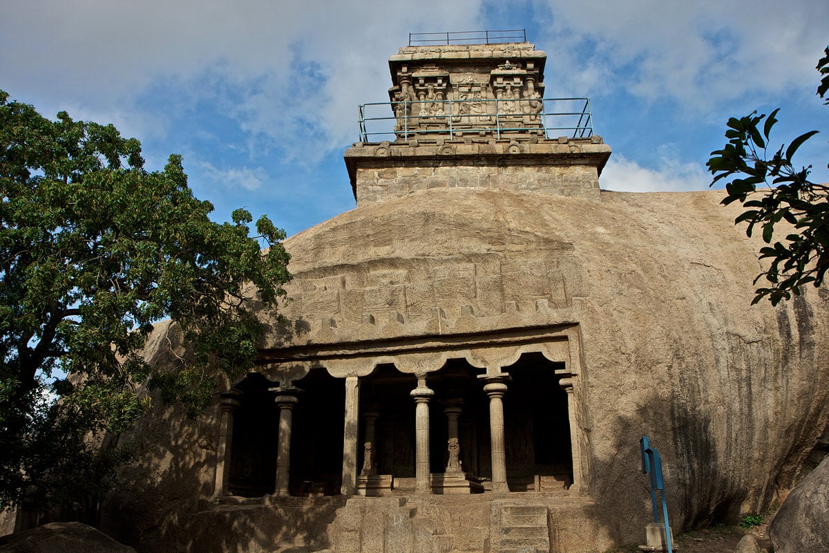 Mahishasura Mardini Cave temple with Olakneswara Temple above, Tamil Nadu