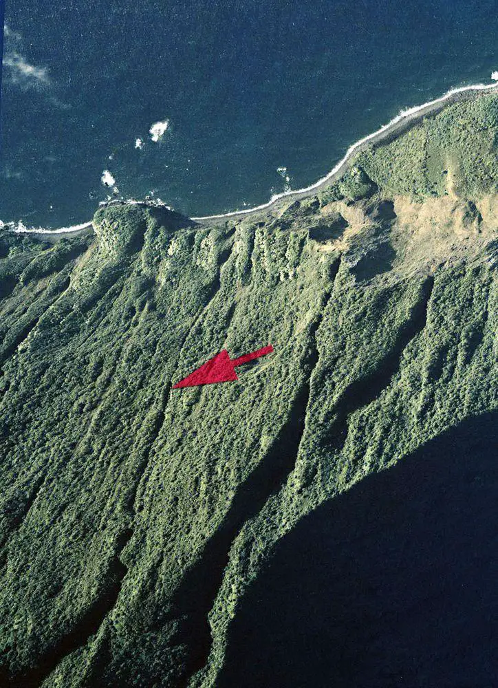 Pu'uka'oku Falls from above, marked with red arrow