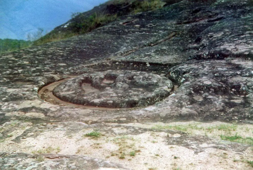 Samaipata, ring shaped incision in the cliff