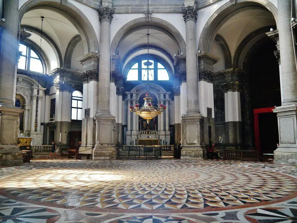 Santa Maria della Salute, interior