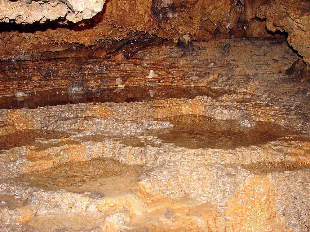 Gosu Cave, rimstone pools
