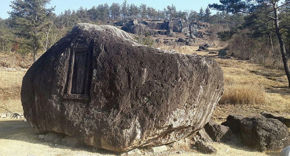 Pingmaebawi Dolmen, one of Hwasun dolmens
