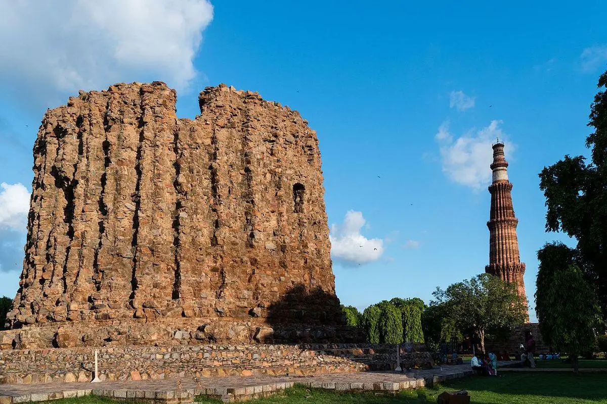 The unfinished Alai Minar and Qutb Minar