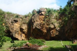 Makauwahi sinkhole - enatrance in the cave