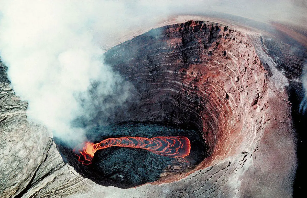Pu'u 'Ō'ō crater in 1990