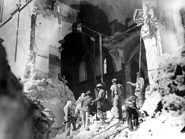 Arab Legion has blown up Tiferet Yisra synagogue in order to drive Jews out from Jerusalem, 1948.
