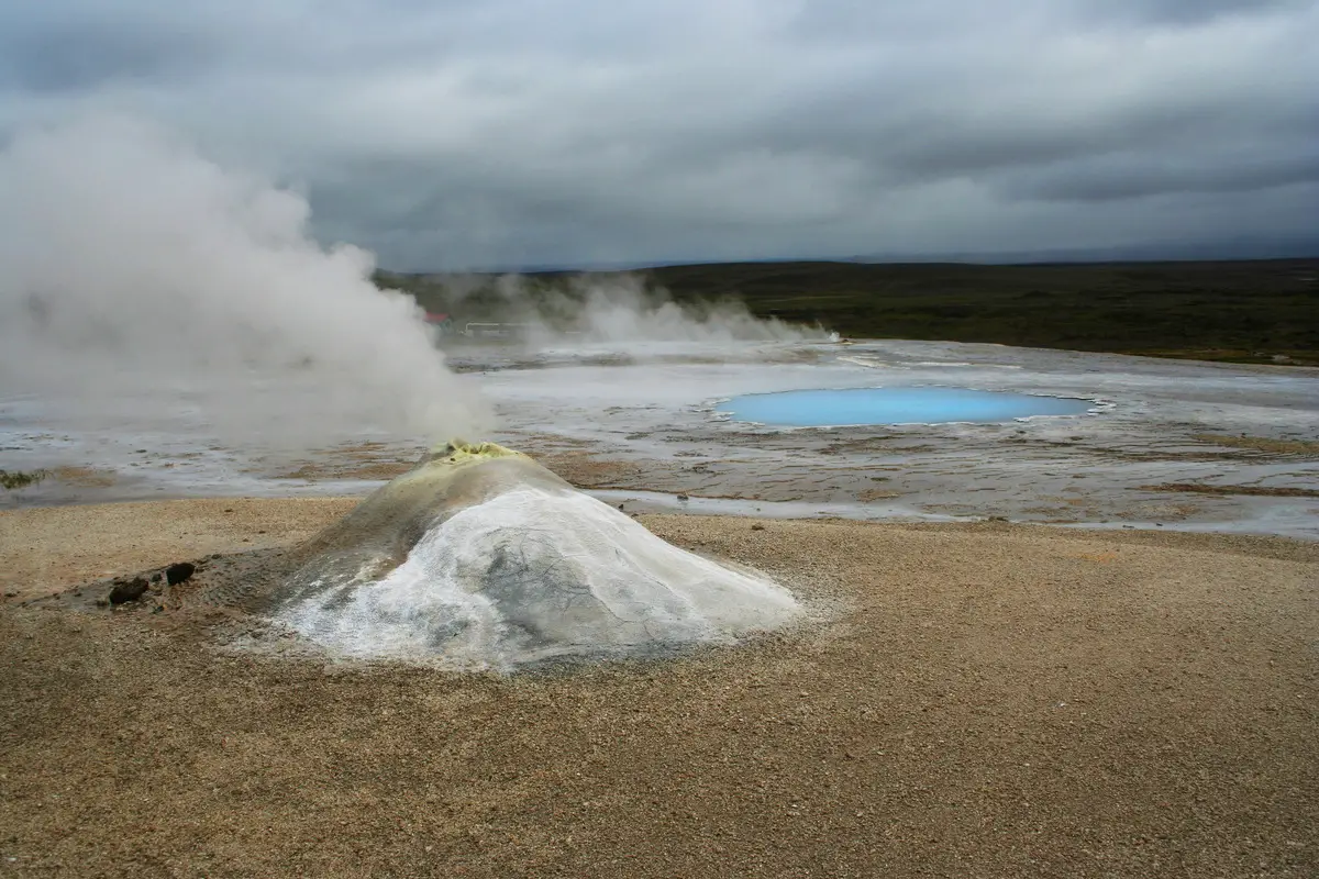 Hveravellir Geothermal Field. Öskurhóll in the forefront with Bláhver behind it.