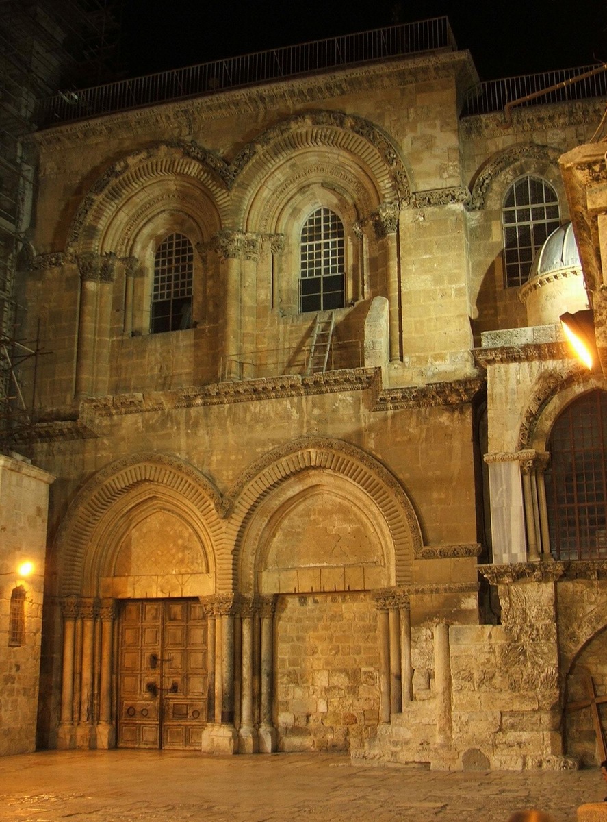 Night in the parvis of the Church of the Holy Sepulchre. The Immovable Ladder is seen on the second floor.